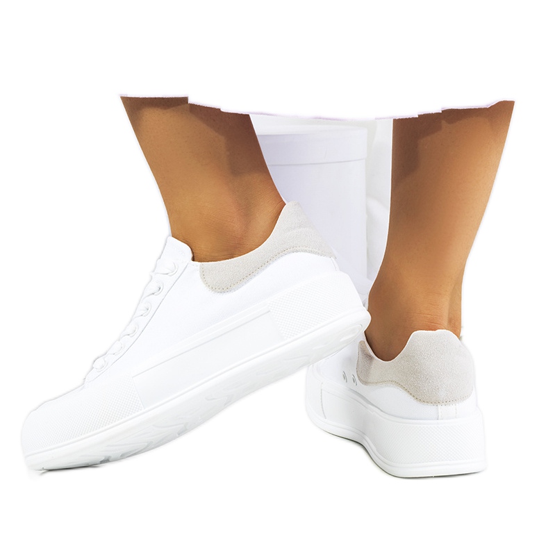 Weiße Turnschuhe auf der Venancia-Plattform