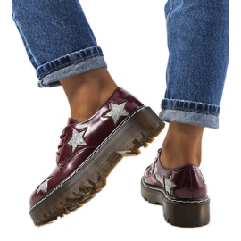 Kastanienbraune Schuhe mit Starl-Sternen rot mehrfarbig