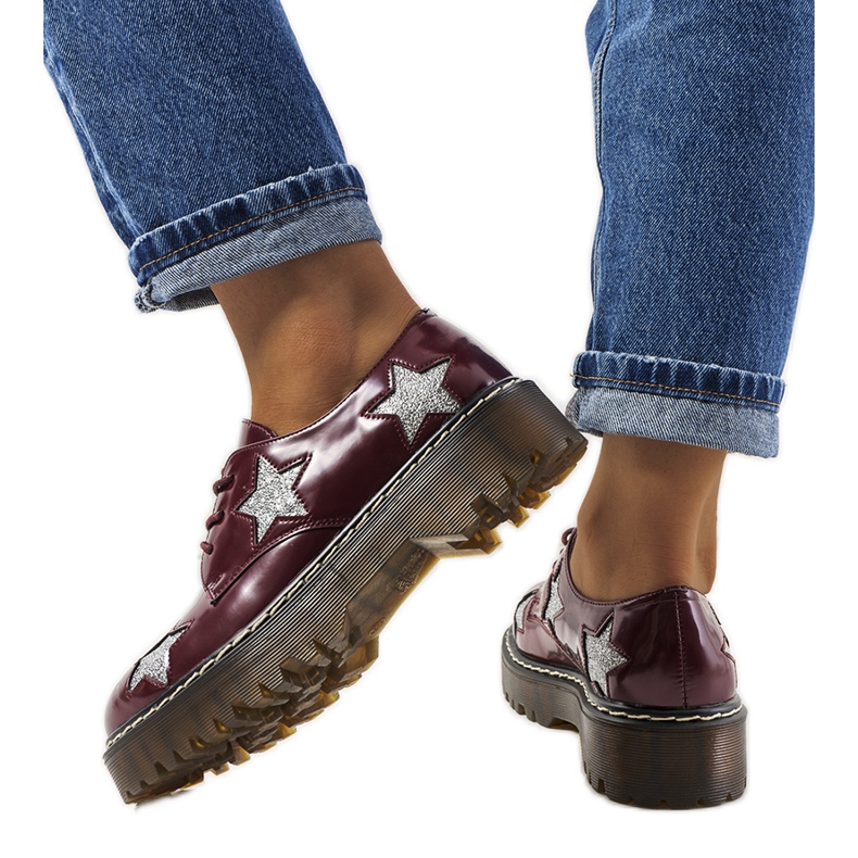 Kastanienbraune Schuhe mit Starl-Sternen rot mehrfarbig