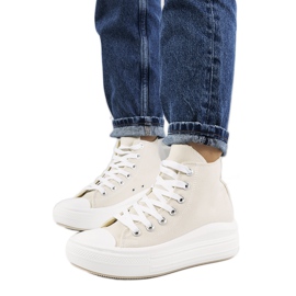 Beige Turnschuhe auf einer hohen Tirado-Sohle