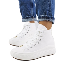 Weiße Turnschuhe auf hoher Tirado-Sohle