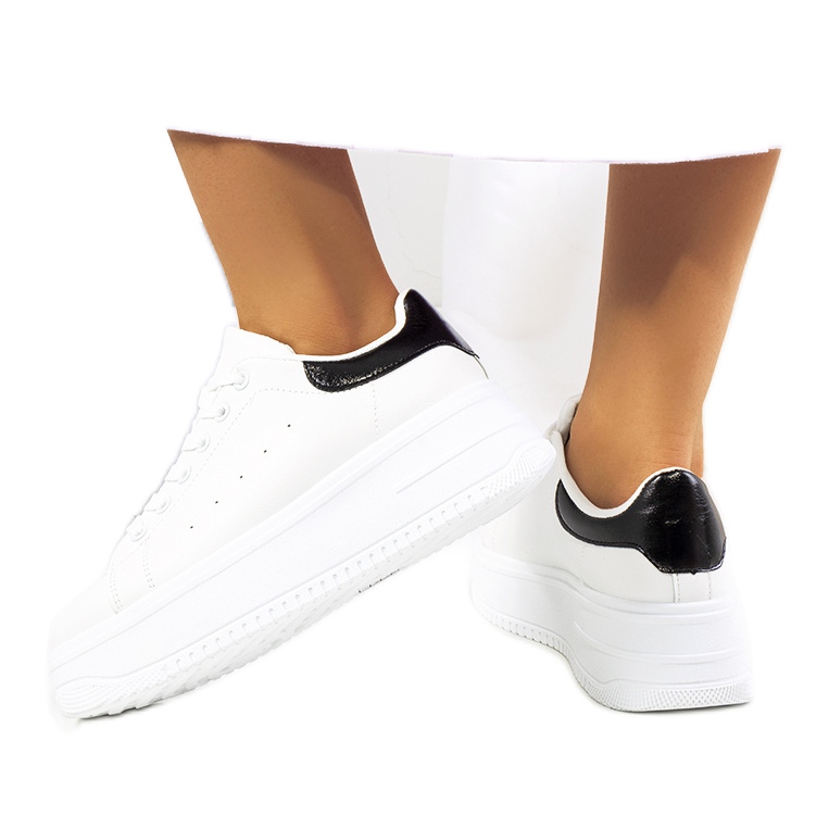 Weiße Turnschuhe auf einem hohen Lelica-Plateau