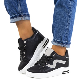 Schwarze Sneaker auf dem Piazza Wedge