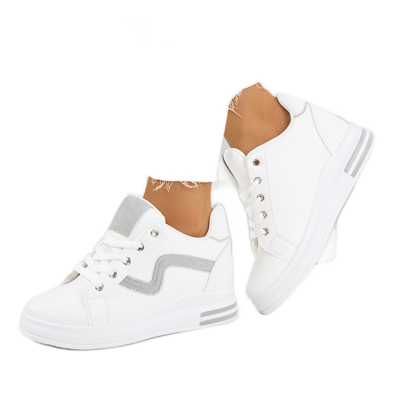 Weiße Sneaker auf dem Piazza Wedge