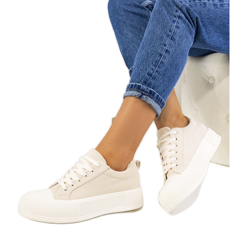 Beige Turnschuhe auf der Babette-Plattform