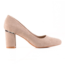 Goodin Beige Pumps auf einer Säule