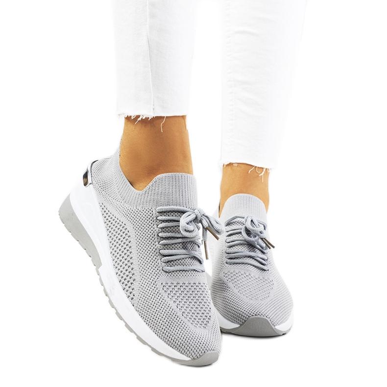 Graue Turnschuhe auf dem Keil Sabelia