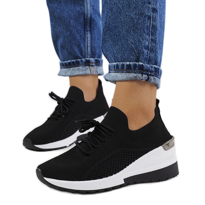 Schwarze Sneakers auf dem Sabelia Wedge