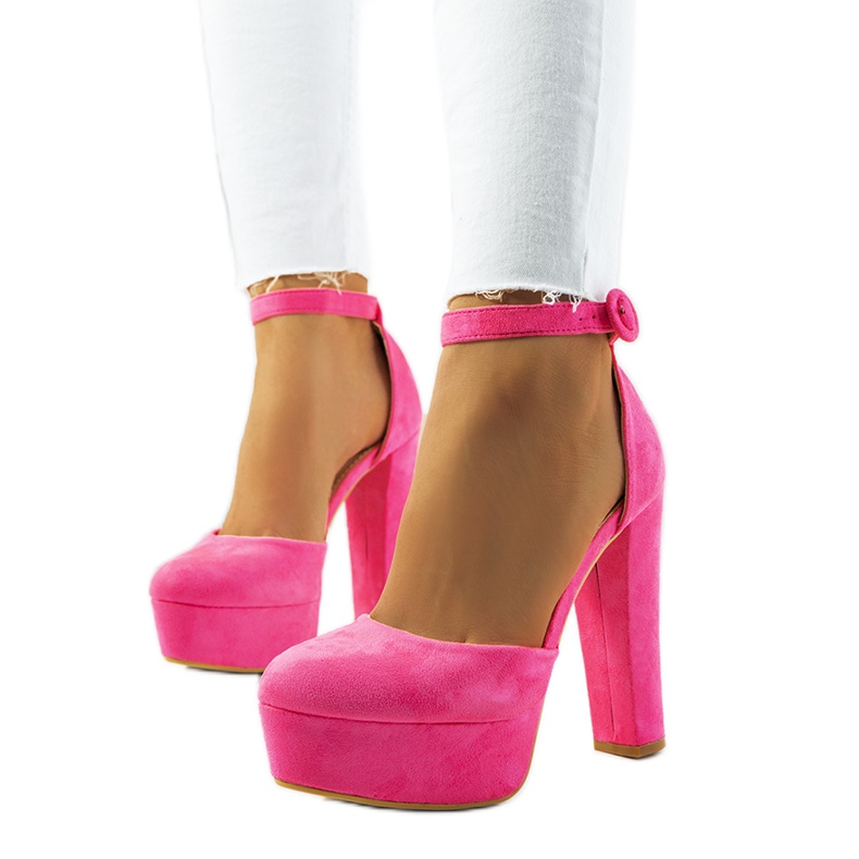 Pinke Neonpumps an der Valby-Post rosa