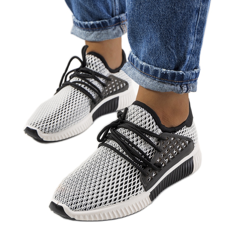 Schwarz-weiße Sportschuhe von Coles