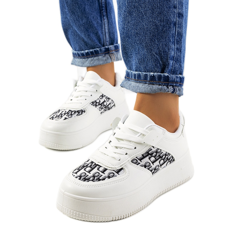 Weiße Turnschuhe auf der Worden-Plattform