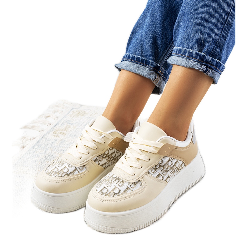 Beige Turnschuhe auf der Worden-Plattform