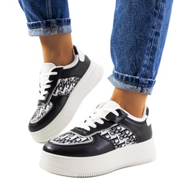 Schwarze Turnschuhe auf der Worden-Plattform weiß