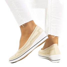 Beigefarbene Ballerinas auf dem Connor Wedge