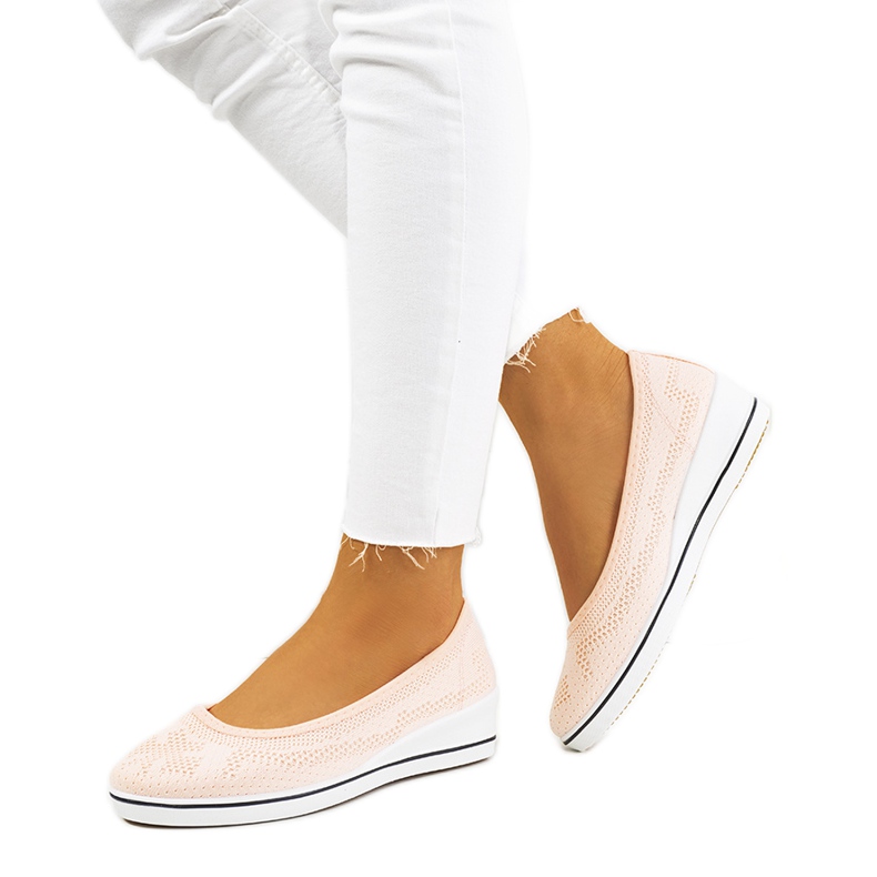 Rosafarbene Ballerinas auf dem Connor Wedge