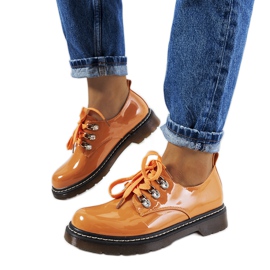 Orange lackierte Schuhe von Kristina