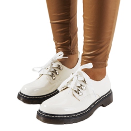 Weiß lackierte Schuhe von Kristina