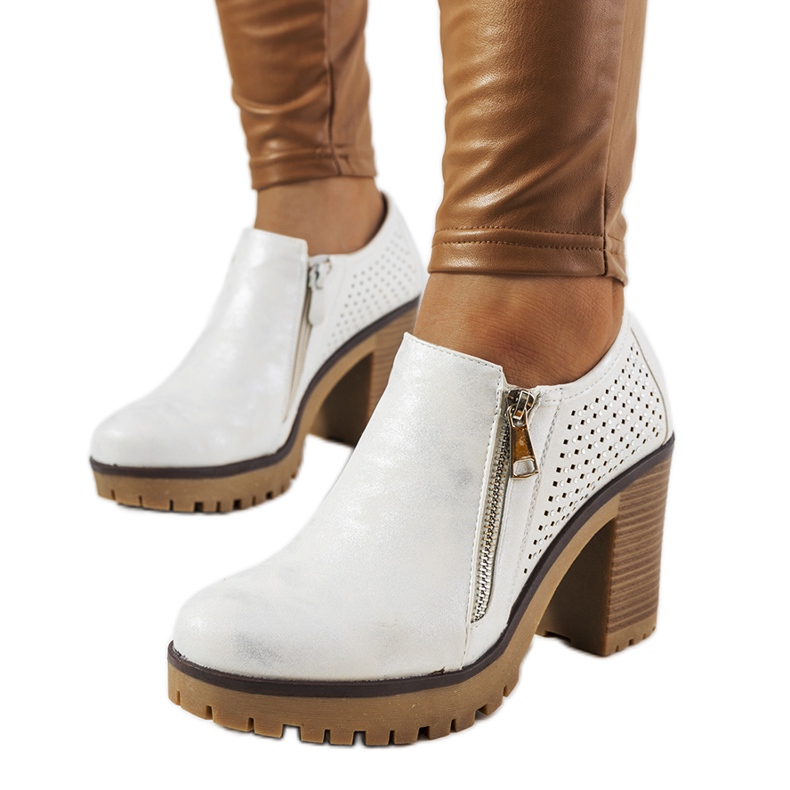 Silberne Schuhe auf dem Posten von Noemi weiß