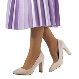 Beige Pumps auf dem Ortiz-Pfosten grau