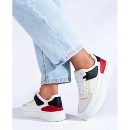 Turnschuhe auf der Plattform weiß