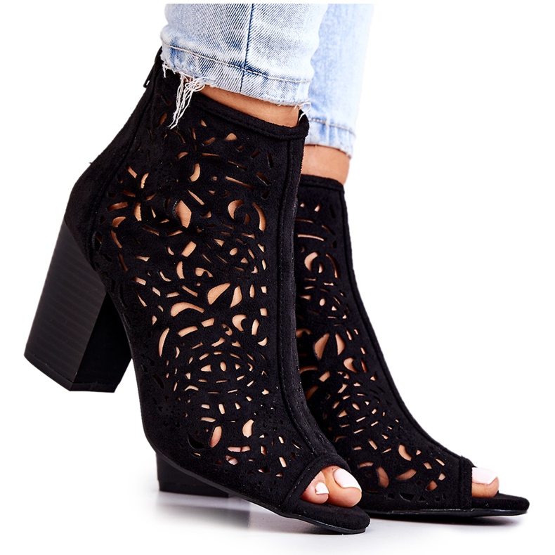 FB1 Schwarze durchbrochene Stiefel auf einer Post-Bretagne