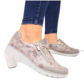Lederschuhe mit Blumen beige Helios W 334