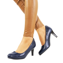 Marineblaue Pumps auf dem Zamora-Post