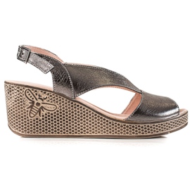 TRENDI Silberne Ledersandalen Auf Einem Keil grau