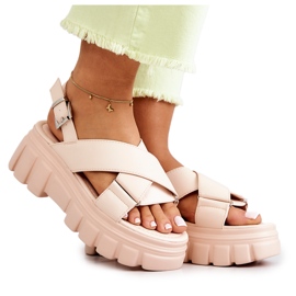 PE1 Ledersandalen auf einer hellbeigen Betti-Plattform