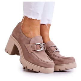 Lemar Elegante Schuhe auf einer Säule mit beigem Harmell-Dekor