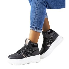 Schwarze Turnschuhe auf der Dennis-Plattform