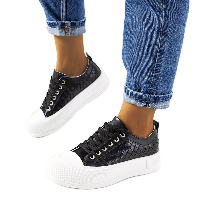 Schwarze Turnschuhe auf dicker Luthersohle