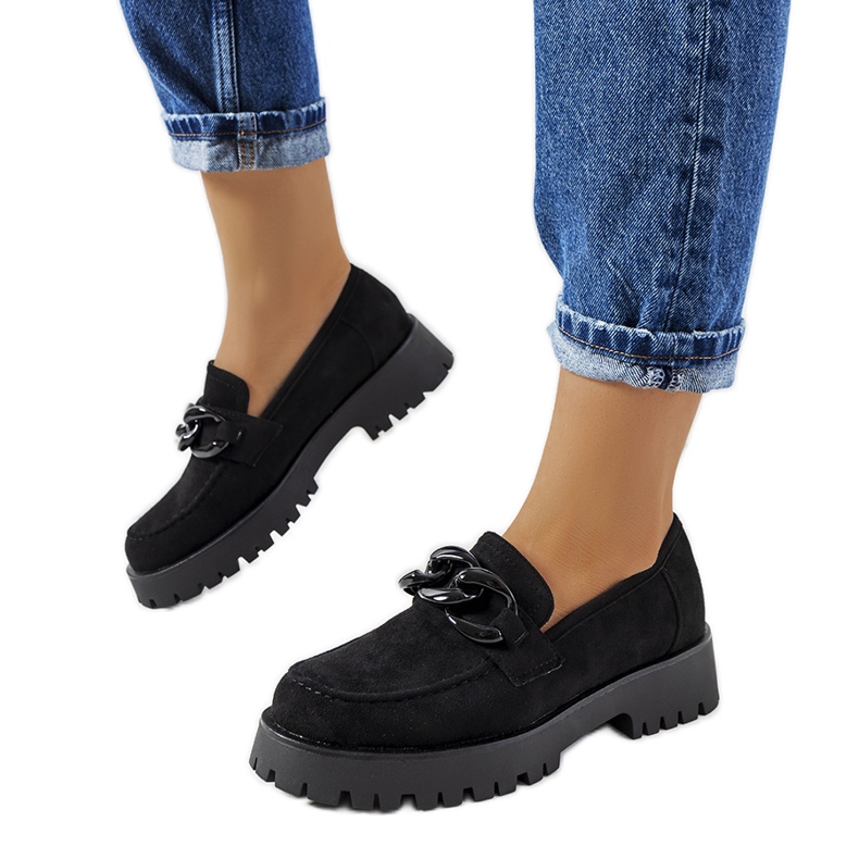 Schwarze Schuhe auf einer dicken Nelis-Sohle