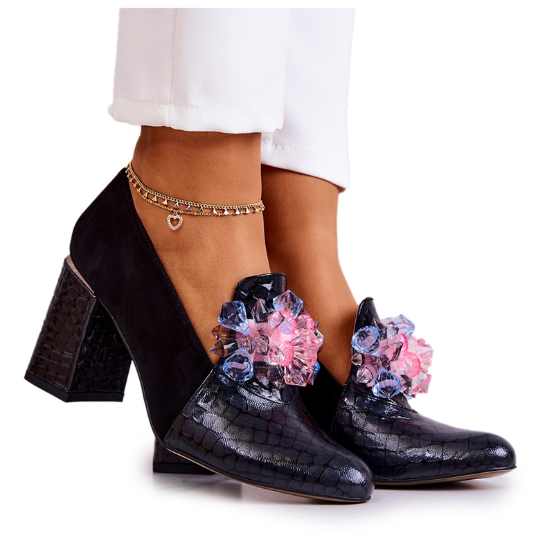 Wildleder Schlangenhaut Pumps Auf Einem Schwarzen Sofapfosten