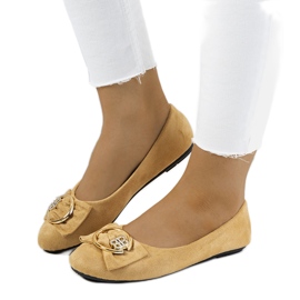 Beigefarbene Ballerinas mit Ribero-Schnalle
