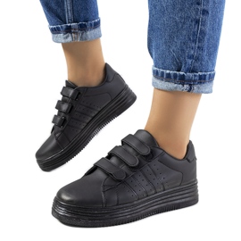 Schwarze Turnschuhe auf der Nizza-Plattform