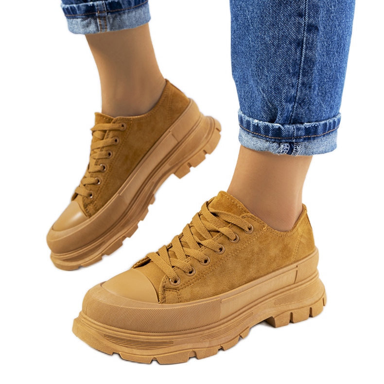 Braune Turnschuhe auf der Baldi-Plattform mehrfarbig gelb