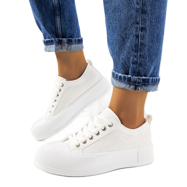 Weiße Turnschuhe auf dicker Luthersohle