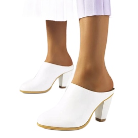 Weiße Pantoffeln auf dem Posten von Plotkin