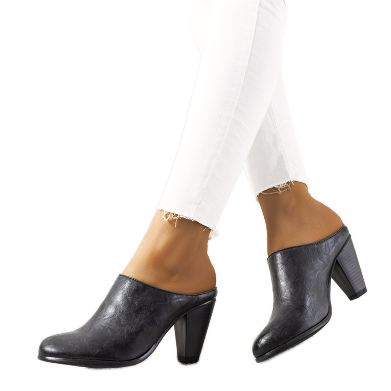 Schwarze Pantoffeln auf dem Plotkin-Posten