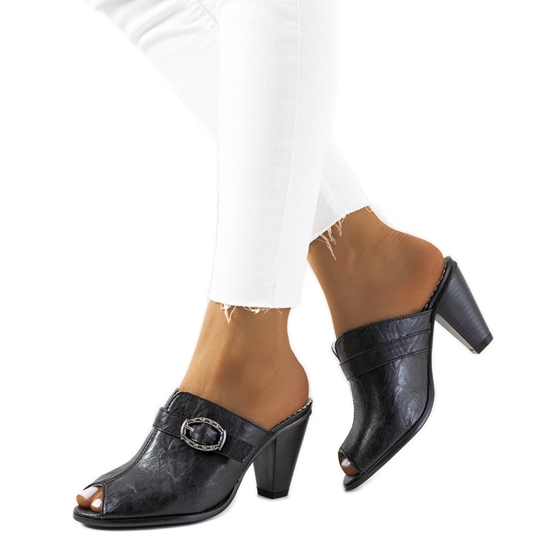 Schwarze Pantoffeln am Lucinda-Pfosten