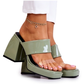 FM1 Lackierte Pantoffeln auf einer Seattle Green Bar grün