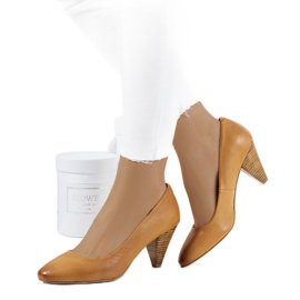Braune Pumps auf dem Posten von Celeste beige