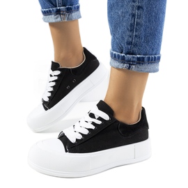 Schwarze Turnschuhe auf der Venancia-Plattform