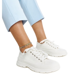 Weiße Sneaker auf dicker Prenzel-Sohle