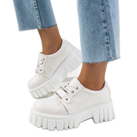 Weiße Schuhe auf einer Traktorsohle von Sallie