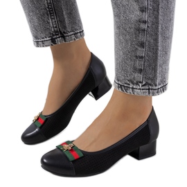 Schwarze durchbrochene Seema-Pumps