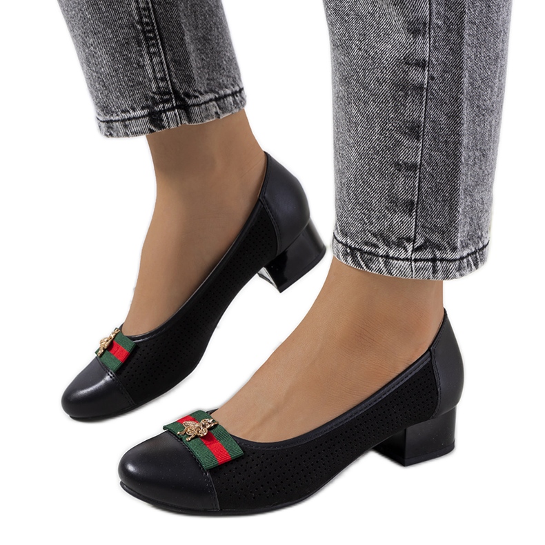 Schwarze durchbrochene Seema-Pumps