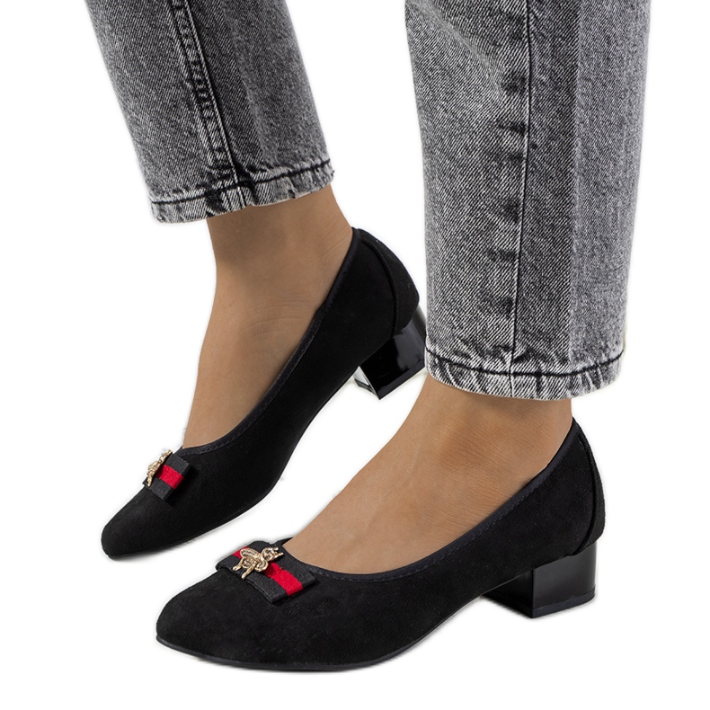 Schwarze Pumps mit Vijver-Fliege