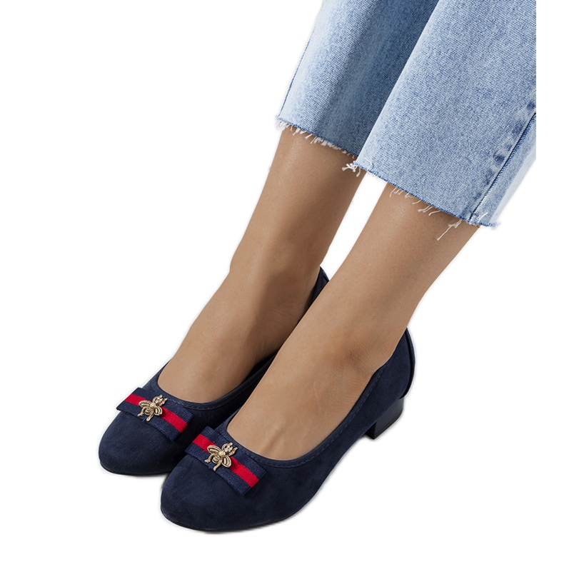 Marineblaue Pumps mit Vijver-Fliege